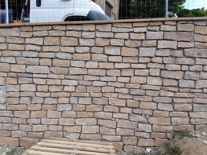 Muret en pierre Roussillon